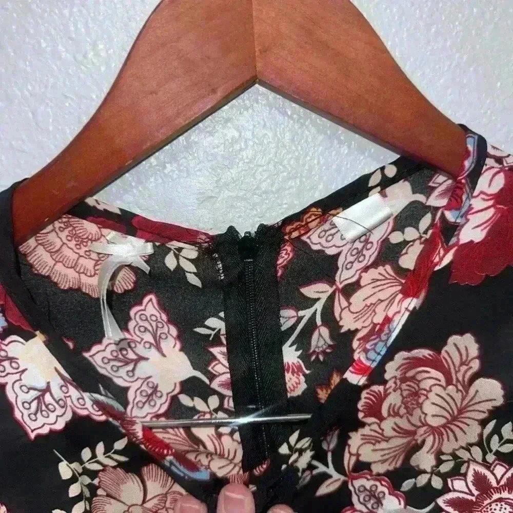 Beautiful floral dress for juniors, woman. Size small. With bell sleeves! - Picture 4 of 8
